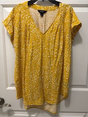 Simply Vera  Yellow Printed V-Neck Women's EUC Top M
